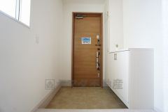 同仕様写真。たっぷり収納できるシューズボックスです。家族全員の靴がきれいに整頓できます。棚の上にお花や写真を飾っても良いですね。