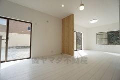 大きな窓のあるリビングは、陽光あふれる明るい空間です。居心地良く、ご家族皆がゆったり寛げる憩いの空間となりそうです。