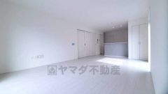 リビングは広々とした設計で、家族が集い、寛ぐ暮らしの空間を演出しています。思い思いの時間を過ごしたり、家族みんなで食事をしたり、素敵な団らんの場になりますね。