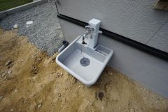 あると便利な外水栓。庭や駐車場まわりの掃除、洗車、アウトドア用品の洗浄が家の中を汚さずに行え、日常の手間を大幅に減らせる便利な設備です。