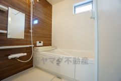 1日の疲れを癒すくつろぎのバスルーム。足を伸ばしてもゆったりと入れるサイズです。お子様と一緒にお風呂に入っても狭くないですね^^