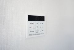 キッチン横からボタンひとつで操作が楽々。