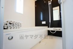 足を伸ばせる浴槽で毎日の疲れを癒してください。 お子様と入っても十分ゆったりサイズです。