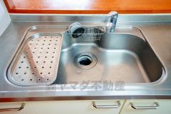 広々とした凸型シンクに洗剤ポケットを標準装備。大きなお鍋など洗いやすいです。