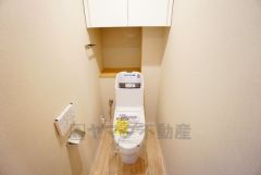 壁リモコンタイプのウォシュレット付き。すっきりした見た目で、トイレ奥の掃除もしやすいです。