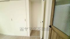 物が散らかりやすいリビングに収納スペースを確保。書類や雑貨をひとまとめにできまるため、お部屋をすっきりさせることが出来ます。