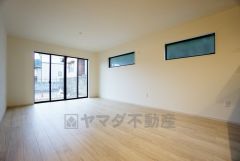 大きな窓のあるリビングは、陽光あふれる明るい空間です。居心地良く、ご家族皆がゆったり寛げる憩いの空間となりそうです。