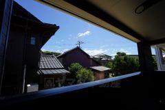日差しが遮られないように隣家との間に距離を設けています。住宅地ですのでご近所様とコミュニケーション取りやすい距離感が良いですね。