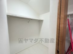 収納力豊富なウォークインクローゼット。洋服や小物などを1箇所にまとめて美しい収納を実現します。スーツケースのような大型の荷物も置けます＾＾