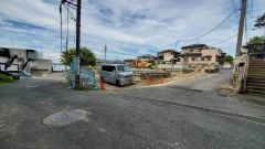 現地（2025年9月25日）撮影。大型車の通行が少なく、騒音や振動が少ないので静かで快適な生活を送れます。
