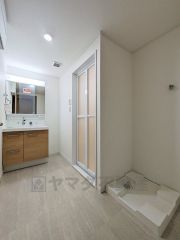 三面鏡つき洗面台。鏡裏にたっぷりとした収納スペースがあります。鏡を閉めてしまえば小物は見えないため、スッキリとした印象の洗面台にできます。