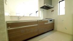 リビングやダイニングからキッチン周りが丸見えにならない対面式キッチン。テレビ鑑賞や家族との対話がしやすく、ご家族の温かい時間を演出します。