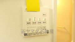 浴室暖房乾燥機付き。天候に左右されず、いつでも好きなときに洗濯物を干せるので、仕事や家事で忙しい方に重宝します。