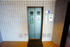 重い荷物を運ぶのにも便利なエレベーター付です。