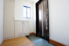 同仕様写真。ご家族の靴をスッキリと片付けられるシューズボックス付きの玄関です＾＾スッキリと片付いた玄関は気持ちがいいです。