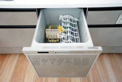 家事の時間が短縮できるフルオープンで開けやすい食器洗い乾燥機付。食事後に家族とのくつろぎタイムをしっかり取れます。