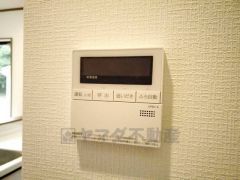 キッチン横からお湯張り、追い炊き、足し湯がボタン一つで楽々操作できる給湯機リモコンです。忙しい夕飯準備の時間帯に重宝しますね。