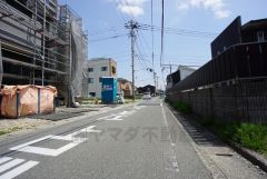 現地（2025年4月17日）撮影。住人以外の車の進入も少なく、小さなお子様を持つご家庭にも安心です。