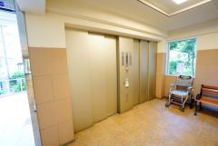 エレベーターは2台完備しています。忙しい時にもスムーズに外出できます。荷物が多い日にも安心ですね＾＾