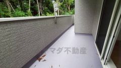 陽当たりの良いバルコニーです。お洗濯やお布団干しはもちろん、日光浴スペースにも。足元は防水工事施工済です。