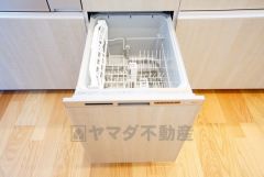 食事の後の手間を解消する食器洗い乾燥機付。冬場の洗い物で手荒れの悩みもなくなります。手洗いよりも節約できて便利。