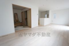 断熱性能の窓ガラスを採用。省エネ、光熱費カットにも貢献します。夏は涼しく、冬は暖かく快適に過ごせますよ＾＾
