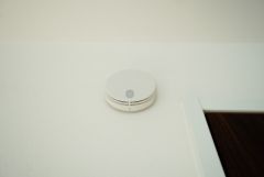 同仕様写真。火災報知器が設置されていることで、火災の発生をいち早く感知し、就寝中や留守中でも素早く危険を知らせてくれるため、家族の安全を確保し被害を最小限に抑えられます。