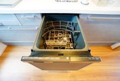 食事の後の手間を解消する食器洗い乾燥機付。冬場の洗い物で手荒れの悩みもなくなります。手洗いよりも節約できて便利。