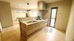 カウンターキッチンで、ご家族と会話をしながら調理ができます。