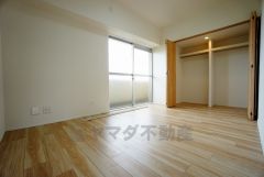 住む人のこだわりを活かす洋室。日当たりがよく、寝室としての利用もおすすめ。広めのクローゼットには荷物をすっきり片付けられ、ゆとりのある暮らしが出来ます＾＾