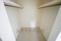 収納力豊富なウォークインクローゼット。洋服や小物などを1箇所にまとめて美しい収納を実現します。スーツケースのような大型の荷物も置けます＾＾