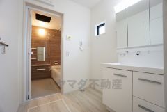 同仕様写真。三面鏡つき洗面台。鏡裏にたっぷりとした収納スペースがあります。鏡を閉めてしまえば小物は見えないため、スッキリとした印象の洗面台にできます。