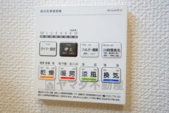 浴室暖房乾燥機付き。天候に左右されず、いつでも好きなときに洗濯物を干せるので、仕事や家事で忙しい方に重宝します。