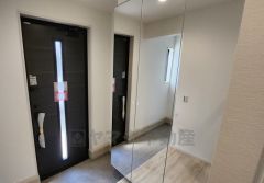 同仕様写真。採光も考えられた明るい玄関です。