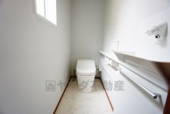 温水洗浄機付トイレです。節水機能もあるので、安心して使えますね。もちろん、1階2階の2ヶ所にトイレがあるので、忙しい朝にもゆとりができますね。