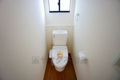 温水洗浄機付トイレです。節水機能もあるので、安心して使えますね。もちろん、1階2階の2ヶ所にトイレがあるので、忙しい朝にもゆとりができますね。
