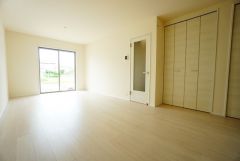 大きな掃き出し窓のあるリビングは、陽光あふれる明るい空間です。ゆったりと寛げる憩いの場となりそうです。