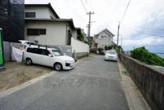 現地（2025年6月16日）撮影。大型車の通行が少なく、騒音や振動が少ないので静かで快適な生活を送れます。