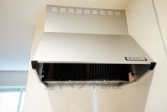 お手入れが簡単なスリム型レンジフードです。調理により発生する油煙や臭いを吸い込み、屋外へ排気してくれます。