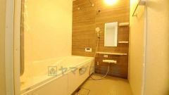 1日の疲れを癒すくつろぎのバスルーム。足を伸ばしてもゆったりと入れるサイズです。お子様と一緒にお風呂に入っても狭くないですね^^