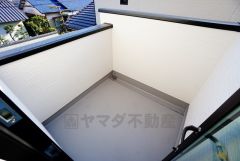 陽当たりの良いバルコニーです。日光浴をしたり、星を眺めたりも良いですね^^