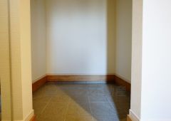 同仕様写真。ベビーカーや泥のついたおもちゃをしまうのに便利なスペースです。玄関周りをスッキリさせることが出来ます＾＾