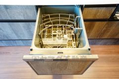 食事の後の手間を解消する食器洗い乾燥機付。冬場の洗い物で手荒れの悩みもなくなります。手洗いよりも節約できて便利。