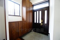 採光も考えられた明るい玄関です。棚の上にお花や写真を飾っても良いですね。