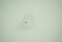 火災報知器が設置されていることで、火災の発生をいち早く感知し、就寝中や留守中でも素早く危険を知らせてくれるため、家族の安全を確保し被害を最小限に抑えられます。