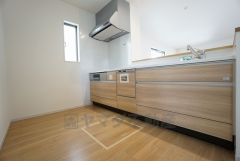 同仕様写真。対面式カウンターキッチンからはお子様の様子が見守れます。ダイニングへの配膳や調理の時便利なカウンター付き。