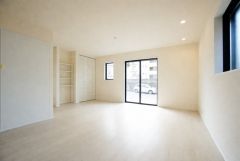 大きな窓のあるリビングは、陽光あふれる明るい空間です。居心地良く、ご家族皆がゆったり寛げる憩いの空間となりそうです。