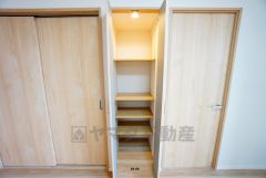 物が散らかりやすいリビングに収納スペースを確保。書類や雑貨をひとまとめにできまるため、お部屋をすっきりさせることが出来ます。