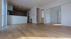 大きな窓のあるリビングは、陽光あふれる明るい空間です。居心地良く、ご家族皆がゆったり寛げる憩いの空間となりそうです。