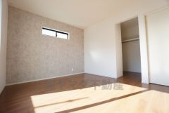 同仕様写真。暖かい日差しが差し込む洋室。たっぷり収納できるクローゼット付きでお部屋の中をすっきりと快適に保てます。